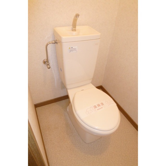 トイレ　落ち着いた色調のトイレです