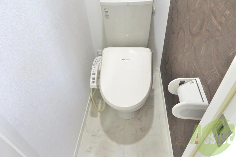 トイレ　トイレの壁はちょっとオシャレな感じですね。