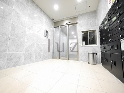 エントランス　綺麗な重厚感のあるエントランスです☆