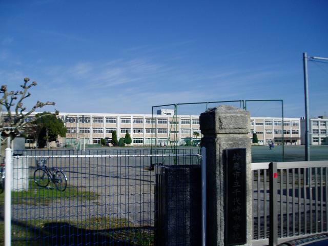 中学校　鈴鹿市立千代崎中学校（中学校）まで2039m