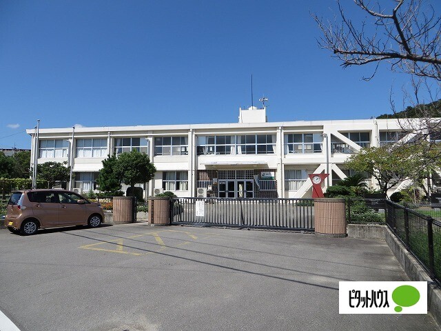 小学校　鳴門市立桑島小学校（小学校）まで1035m
