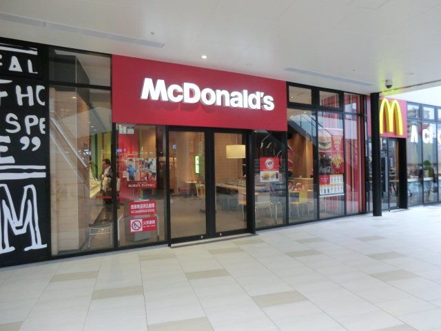 飲食店　マクドナルド ポンテポルタ千住店（飲食店）まで385m