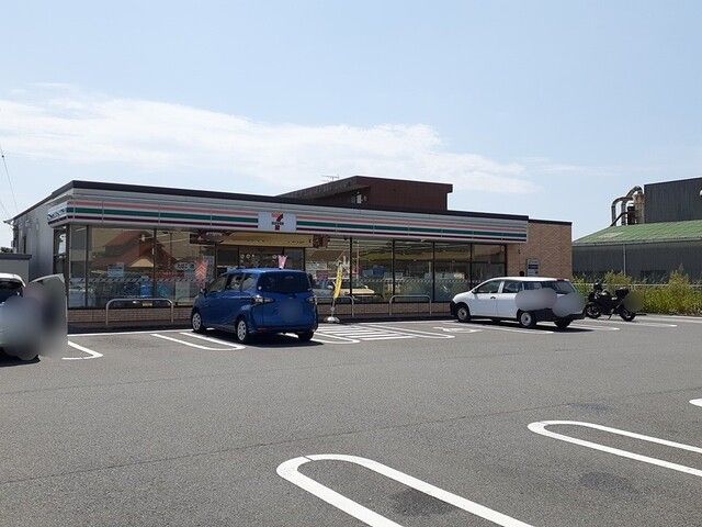 コンビニ　セブンイレブン　静波店（コンビニ）まで1100m