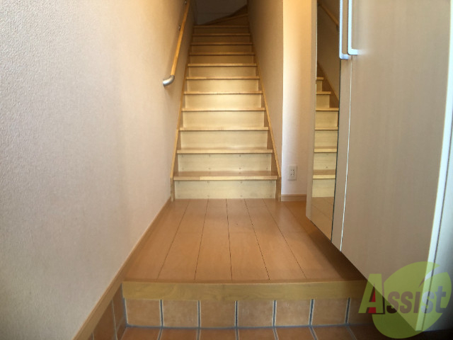 玄関　こちらは玄関からの様子です。階段を登るとお部屋がありますよ！
