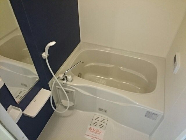 バス・シャワールーム　コンパクトで使いやすいお風呂です