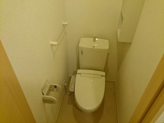 トイレ　落ち着いた色調のトイレです