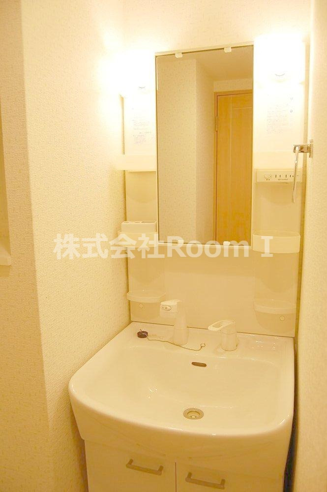 洗面設備　独立洗面台あり、毎朝おしゃれに忙しい女性の方におすすめです