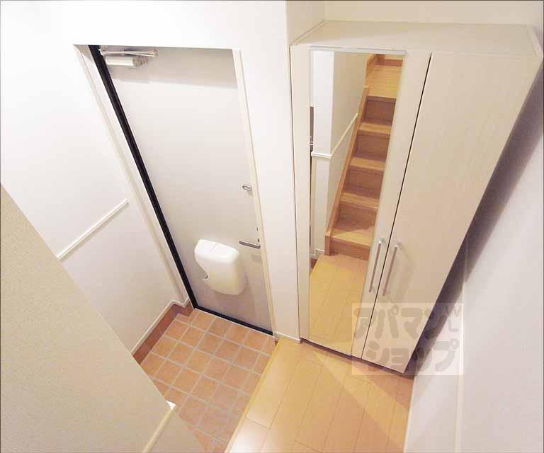 収納　シューズボックスの扉には全身鏡が付いてます！お出かけ前...