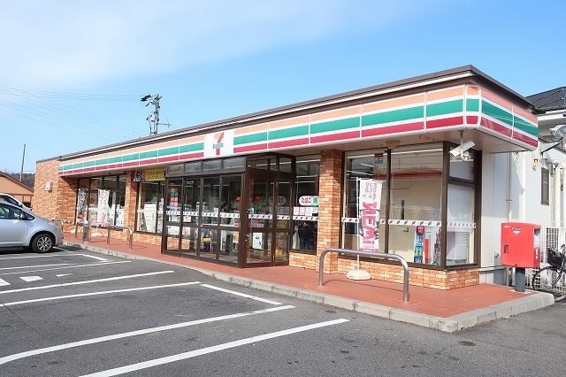 コンビニ　セブンイレブン（コンビニ）まで550m
