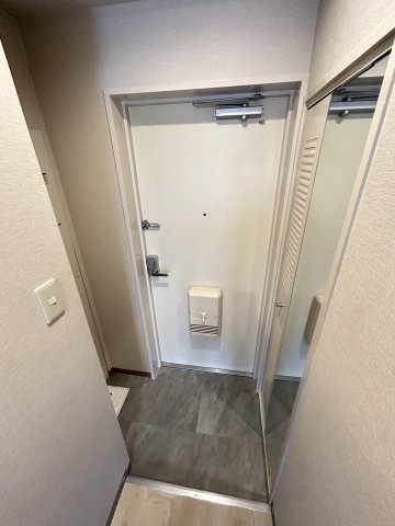 玄関　姿見鏡あり