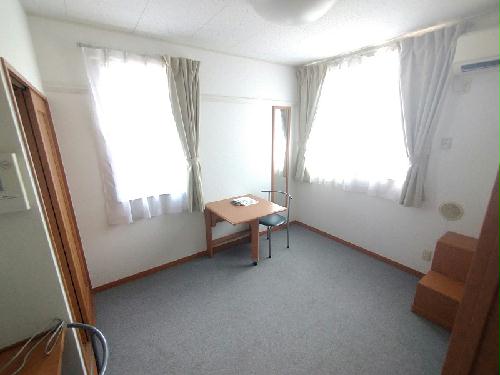 その他設備　１階床は絨毯仕様。角部屋のみサッシ2つ。