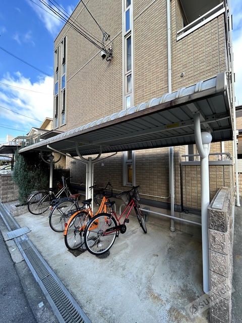 その他共有部分　屋根付き駐輪場。大事な自転車も雨でも安心♪