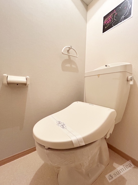 トイレ　人気アイテムの温水洗浄便座。清潔感のあるトイレです。