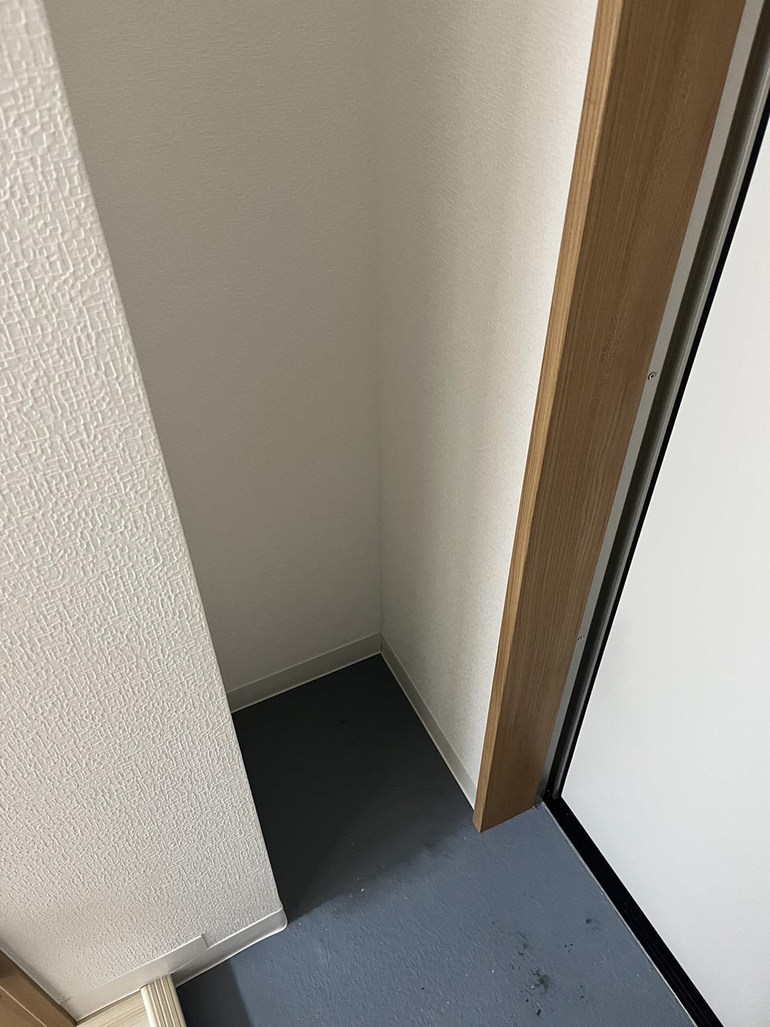 玄関　コンパクトな棚や傘など収納できるスペースもあります♪
