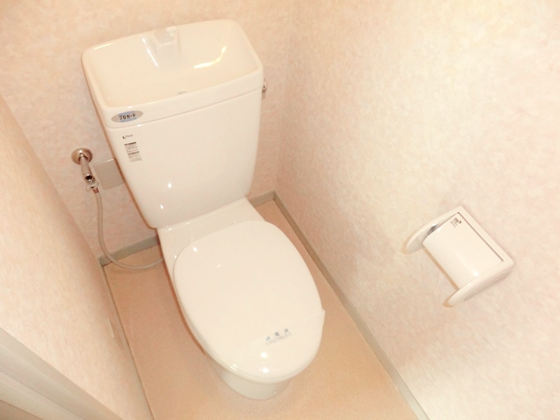 トイレ　シンプルで掃除のしやすいトイレです♪