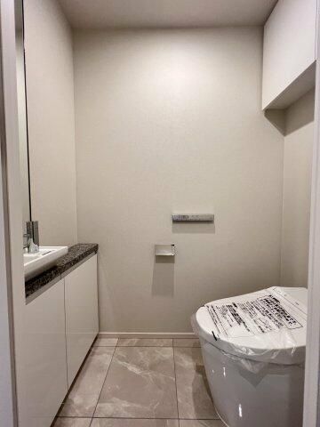 トイレ　落ち着いた色調のトイレです