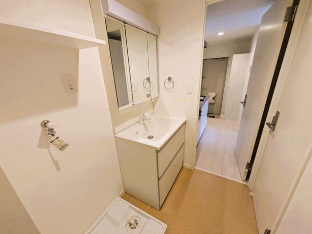 その他設備　【脱衣場】（同仕様写真）広々していますので、朝の支度もしやす