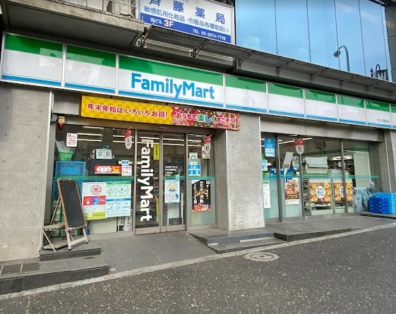 コンビニ　ファミリーマート代々木駅前店（コンビニ）まで213m