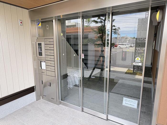 エントランス　宅配ボックス設置済み！