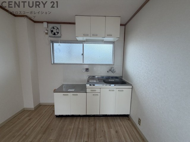 キッチン　窓付きキッチンで換気に便利です♪