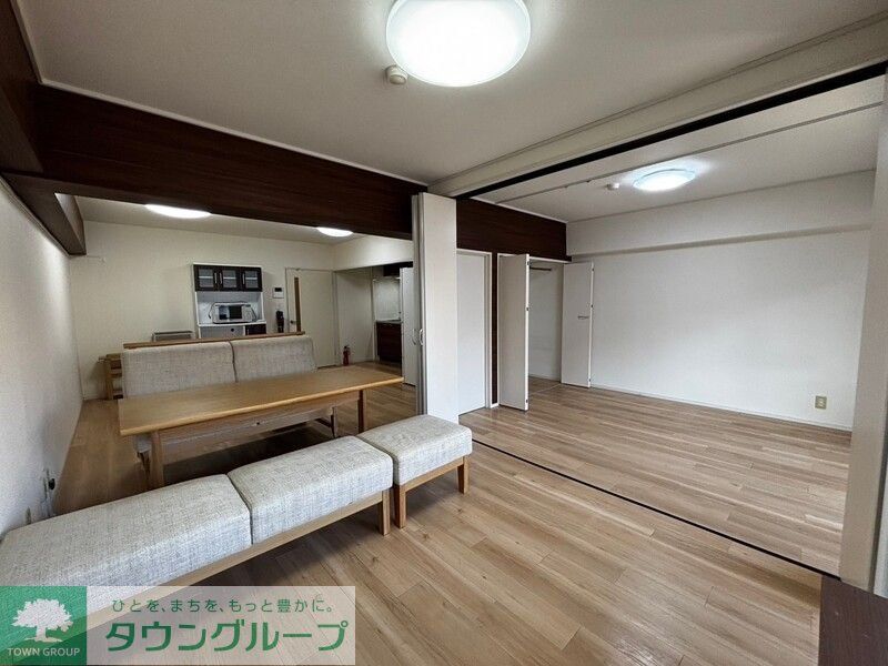 日商岩井今泉マンションの居間写真