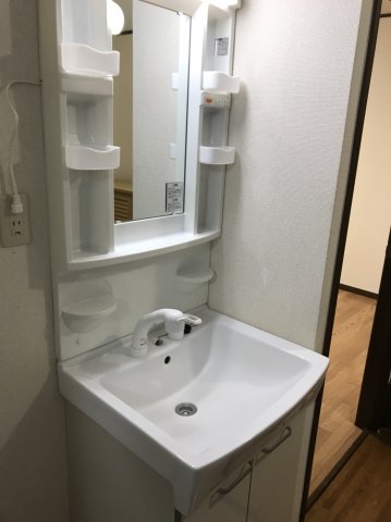 洗面設備　独立洗面台、朝の身支度には欠かせません