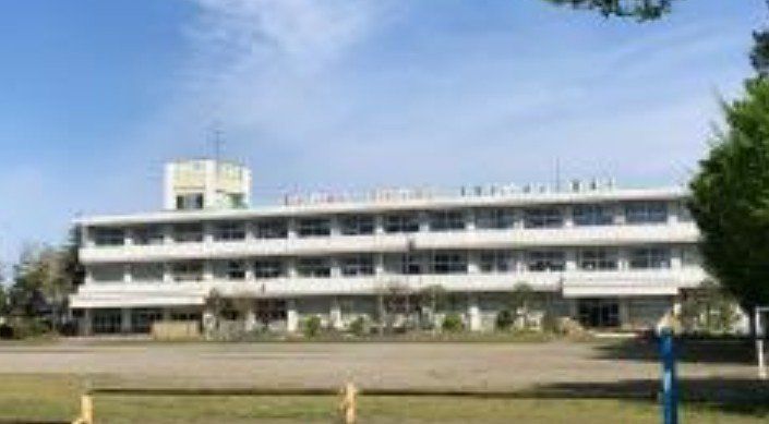 小学校　鴻巣市立屈巣小学校（小学校）まで540m