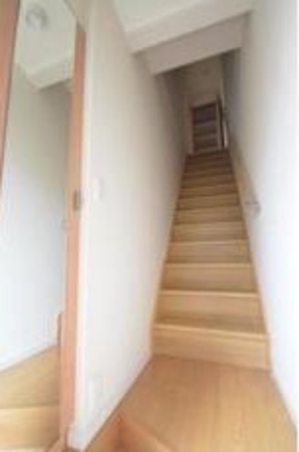 玄関　玄関から居室へ向かう階段