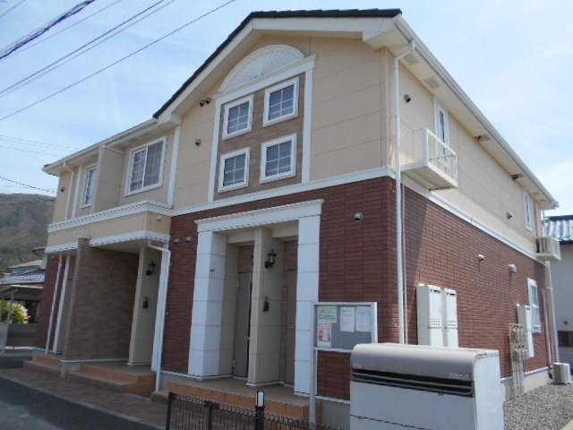 建物外観　建物玄関側（北面）を北西方向より撮影