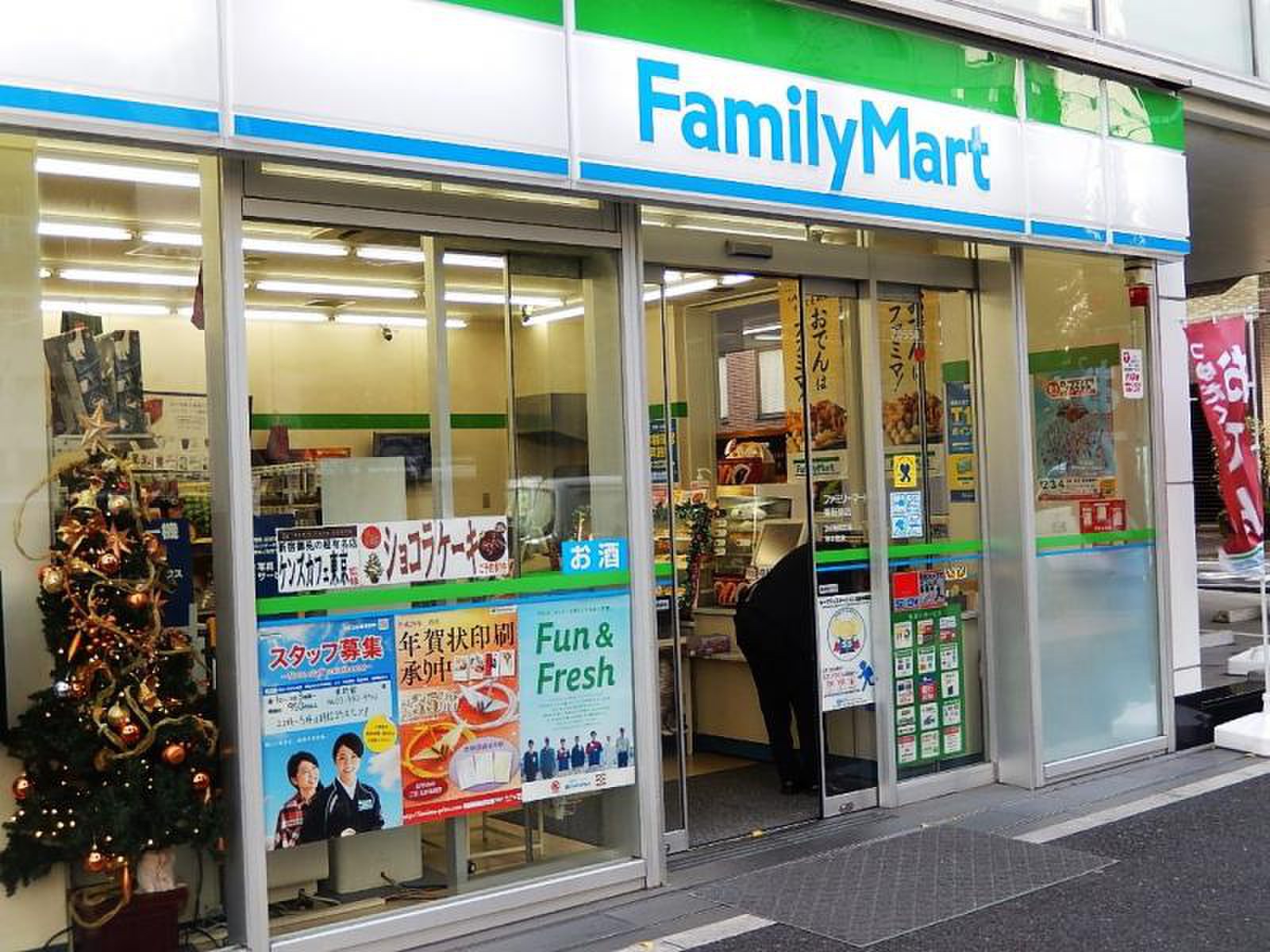 コンビニ　ファミリーマート東新宿明治通り店（コンビニ）まで162m