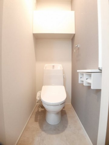 トイレ　落ち着いた色調のトイレです