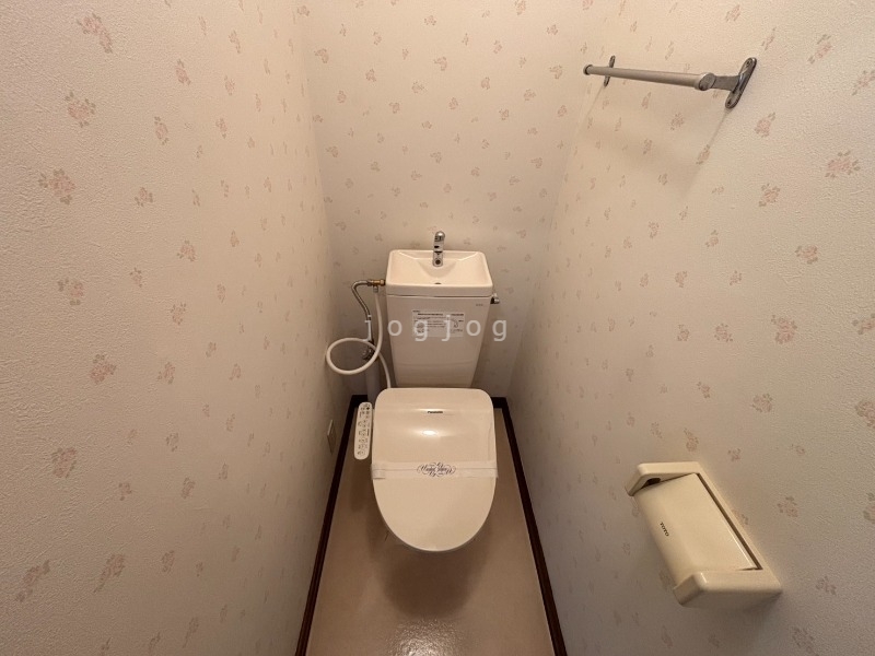 トイレ　嬉しい温水洗浄便座付きのトイレです。