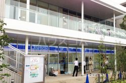 コンビニ　ローソン はるひ野駅前店（コンビニ）まで608m