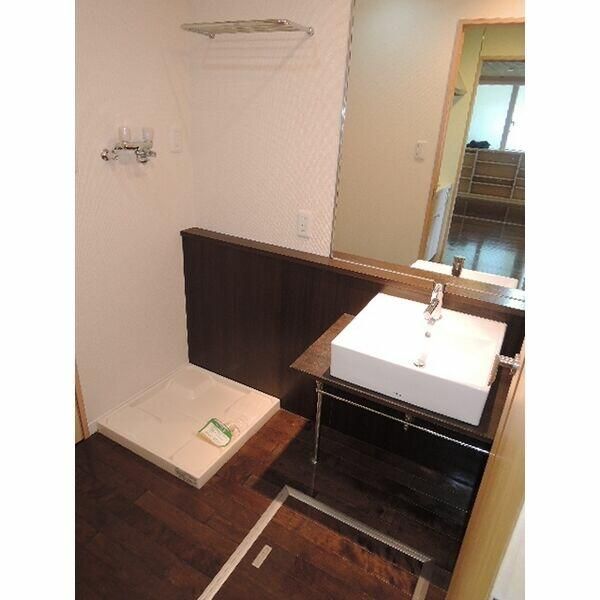 洗面設備　ゆったりとスペースのある洗面所