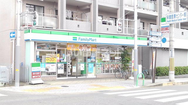 コンビニ　ファミリーマート茨木春日三丁目店（コンビニ）まで750m
