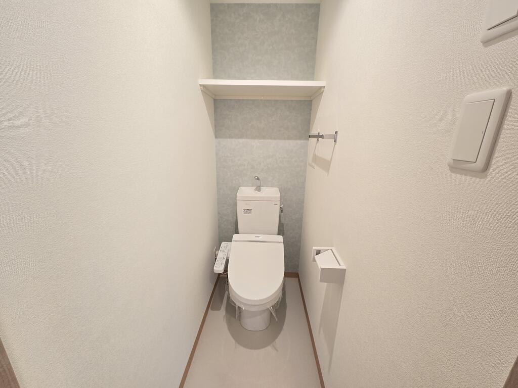 トイレ　トイレの上に棚があって便利！