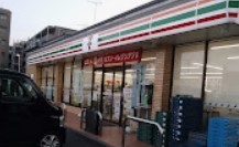 コンビニ　セブンイレブン 八王子散田1丁目店（コンビニ）まで215m