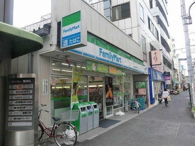 コンビニ　ファミリーマート武蔵小金井駅北店（コンビニ）まで303m