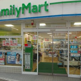 コンビニ　ファミリーマート原宿ストリート店（コンビニ）まで582m