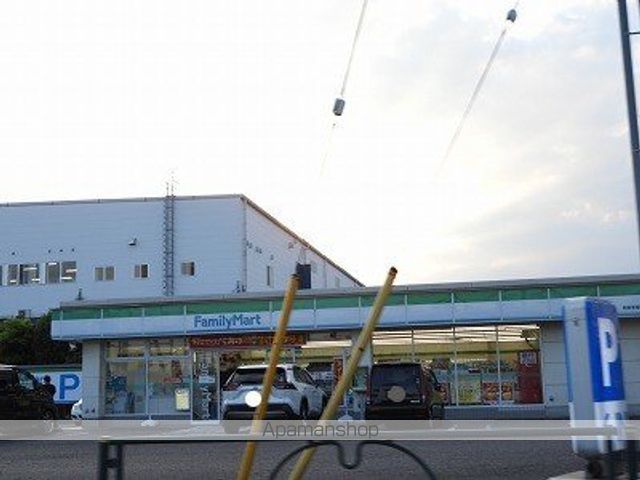 コンビニ　ファミリーマート（コンビニ）まで589m