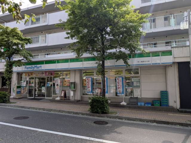 コンビニ　ファミリーマート　市ヶ尾駅北口店（コンビニ）まで180m