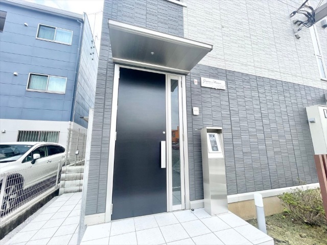 エントランス　同一建物内２０２号室内装写真転載
