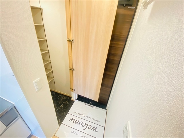玄関　同一建物内２０２号室内装写真転載