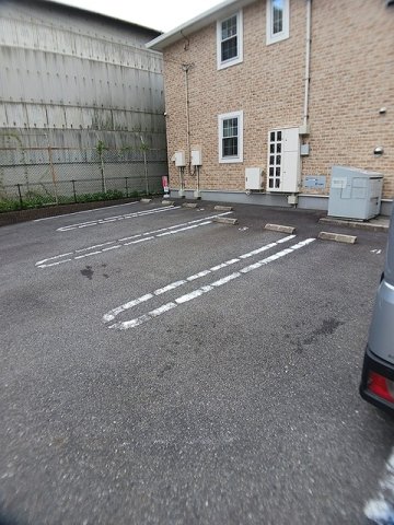 駐車場　駐車場があるので、車を買う予定の方も安心です