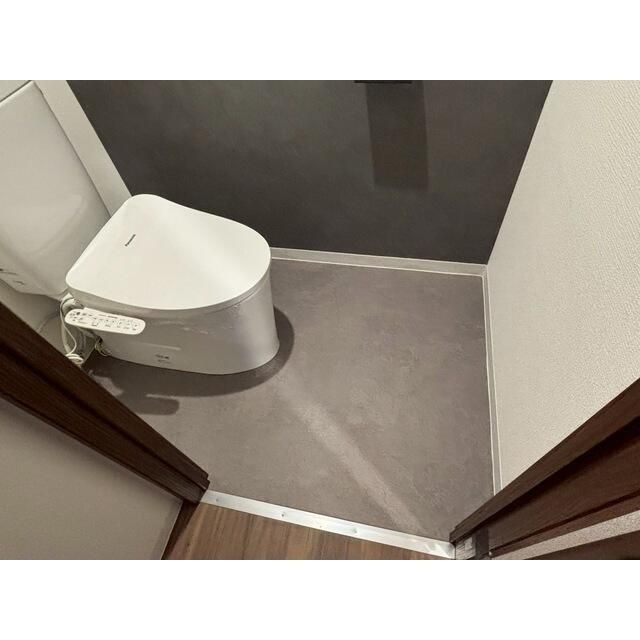 トイレ　落ち着いた色調のトイレです