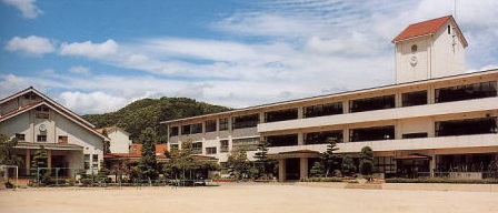小学校　日高小学校（小学校）まで497m