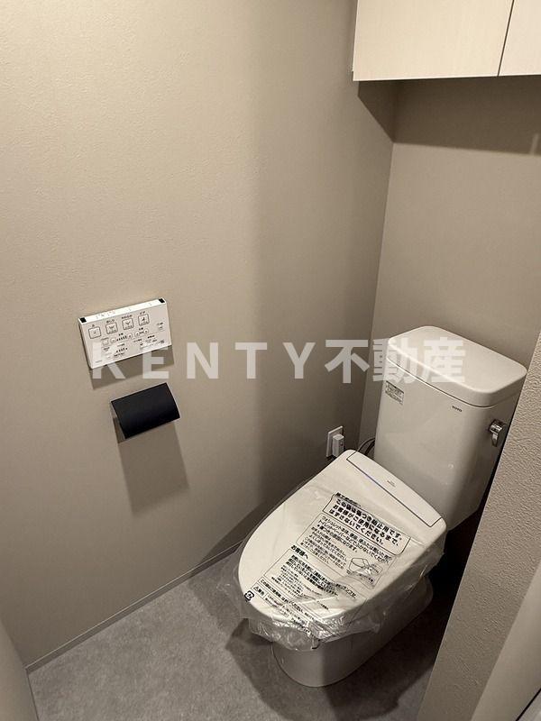 トイレ　落ち着いた色調のトイレです