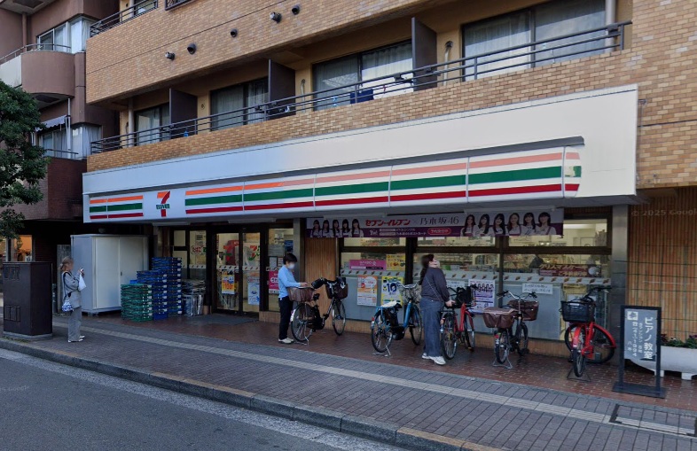 コンビニ　セブンイレブン三鷹駅南通り店（コンビニ）まで247m