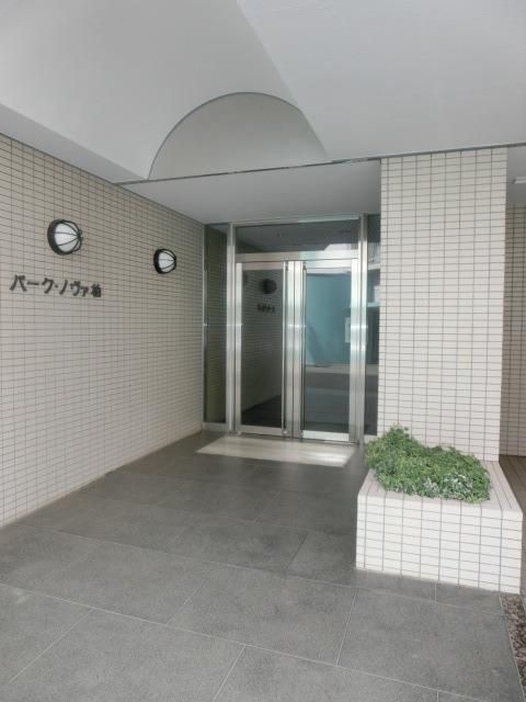 庭　建物入口