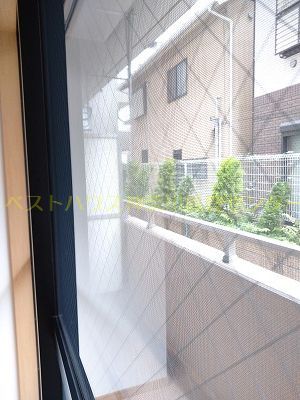 バルコニー　１階ですがバルコニー前は部外者が入れない造りです。